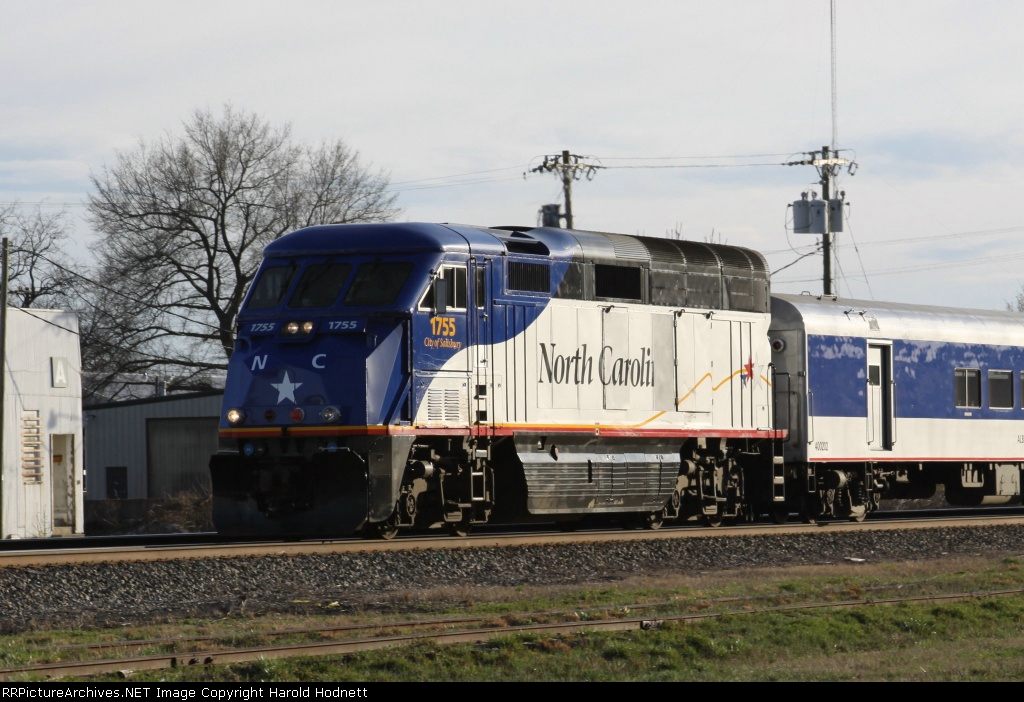 RNCX 1755 leads train 76 northbound 